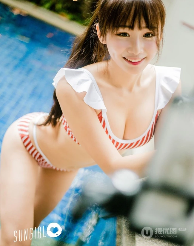 台湾气质妹子Shacy机机条纹泳装泳池写真大图
