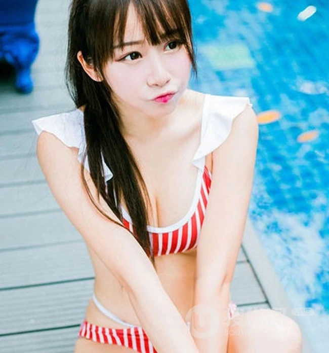 台湾气质妹子Shacy机机条纹泳装泳池写真大图