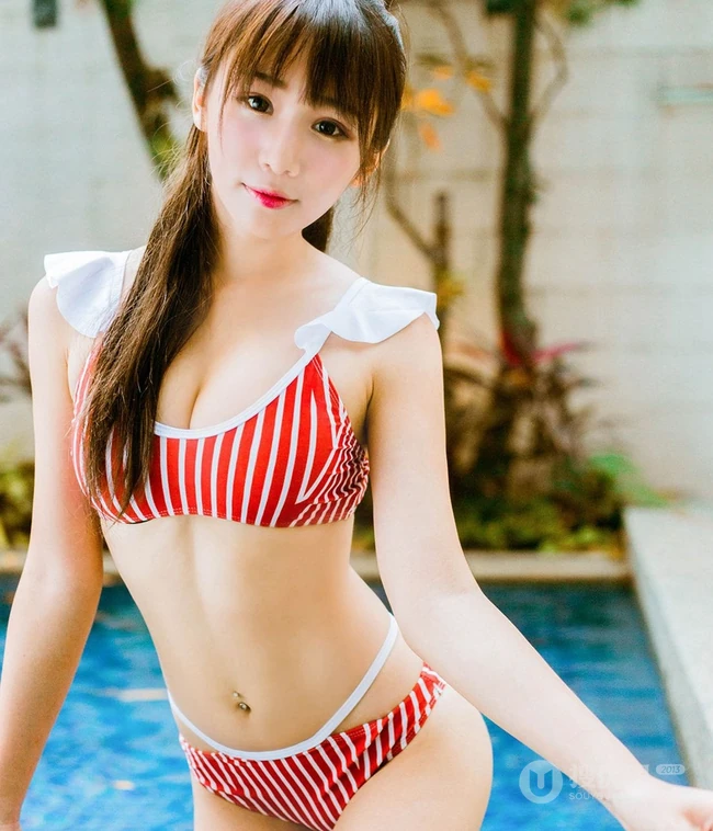 台湾气质妹子Shacy机机条纹泳装泳池写真大图
