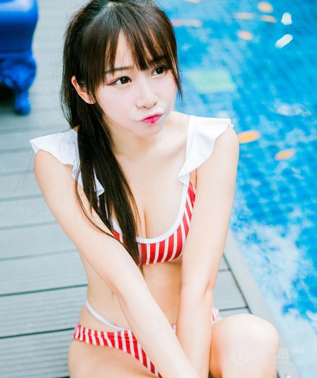 台湾气质妹子Shacy机机条纹泳装泳池写真大图