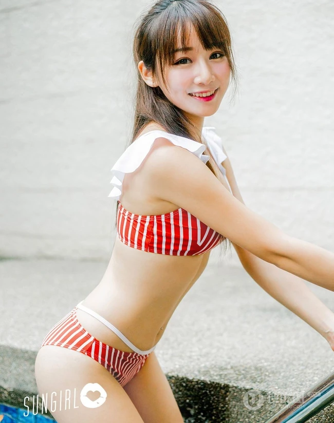 台湾气质妹子Shacy机机条纹泳装泳池写真大图