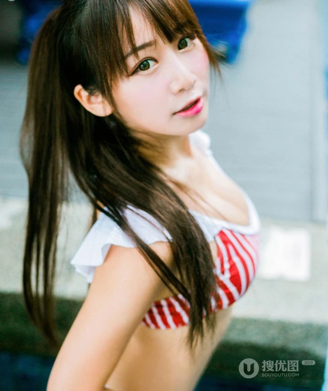 台湾气质妹子Shacy机机条纹泳装泳池写真大图
