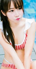 台湾气质妹子Shacy机机条纹泳装泳池写真大图