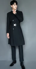 许凯着加长黑色西装帅气写真，时尚笔挺又有型