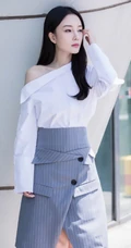 李小璐微博晒各种风格时尚着装动人写真图片