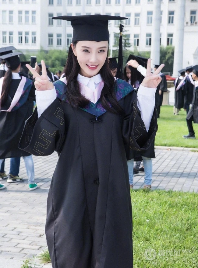 李小璐微博晒各种风格时尚着装动人写真图片