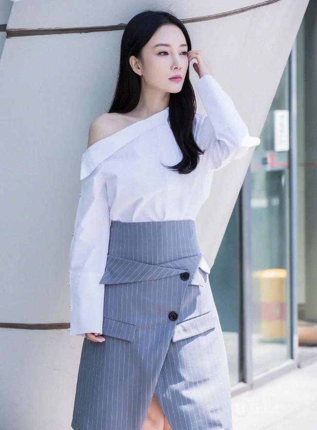 李小璐微博晒各种风格时尚着装动人写真图片