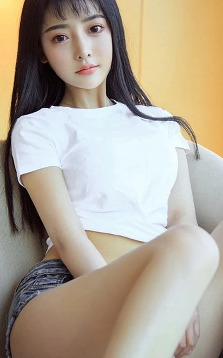 精选气质匀称气质女生紧身牛仔短裤室内写真图片