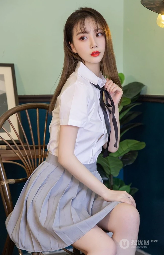 精选俊俏好看的白皙气质女生徐肉肉裙子类写真图集