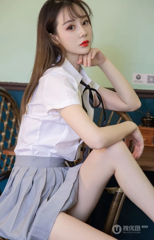 精选俊俏好看的白皙气质女生徐肉肉裙子类写真图集