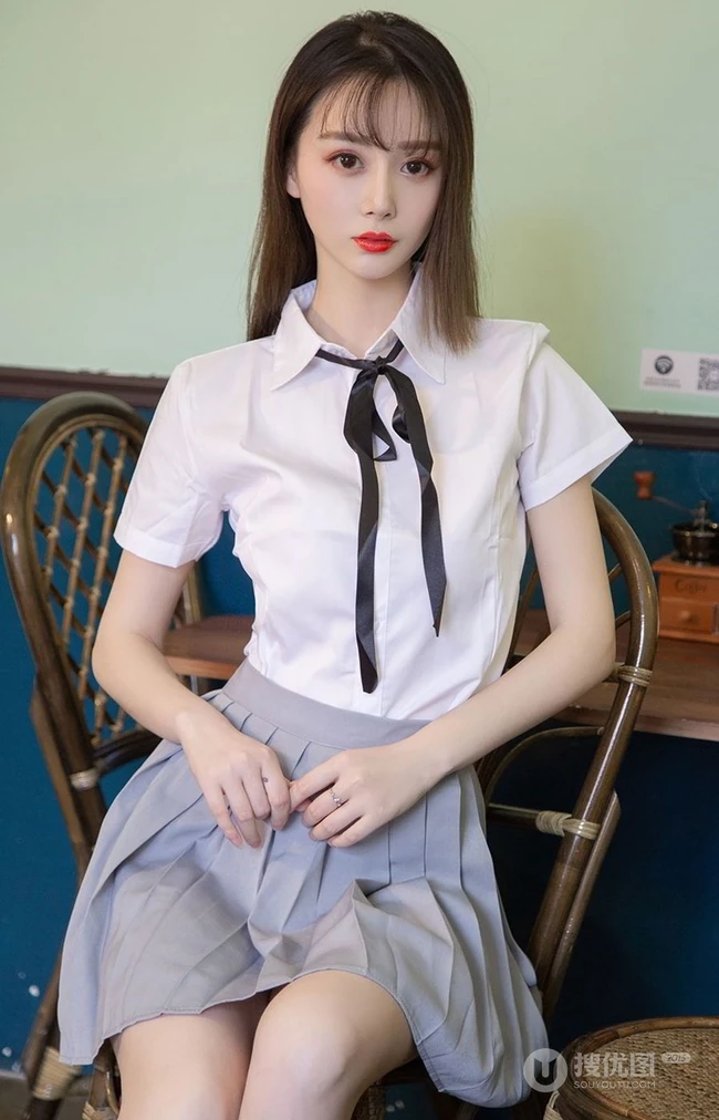 精选俊俏好看的白皙气质女生徐肉肉裙子类写真图集