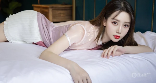 精选俊俏好看的白皙气质女生徐肉肉裙子类写真图集