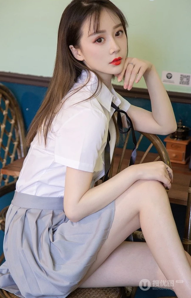 精选俊俏好看的白皙气质女生徐肉肉裙子类写真图集