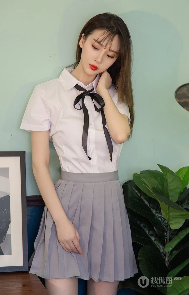精选俊俏好看的白皙气质女生徐肉肉裙子类写真图集