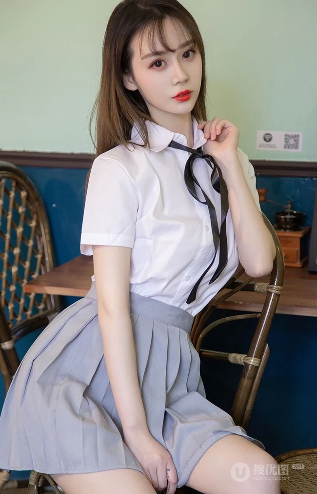 精选俊俏好看的白皙气质女生徐肉肉裙子类写真图集
