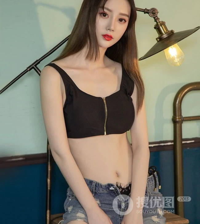 高挑骨感白皙女生徐肉肉牛仔短裤搭背心写真图集