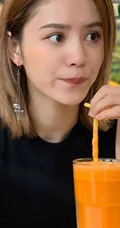 林峰女友张馨月街拍游玩喝饮料美图
