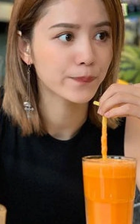 林峰女友张馨月街拍游玩喝饮料美图