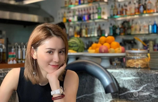 林峰女友张馨月街拍游玩喝饮料美图