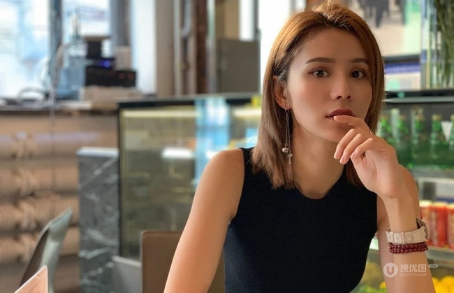 林峰女友张馨月街拍游玩喝饮料美图