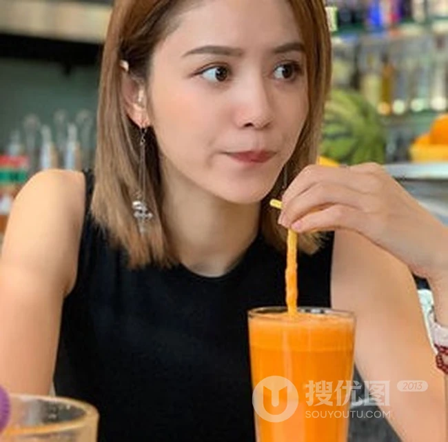 林峰女友张馨月街拍游玩喝饮料美图