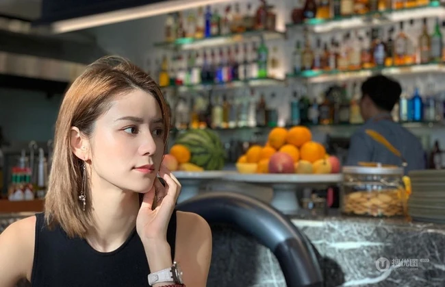 林峰女友张馨月街拍游玩喝饮料美图