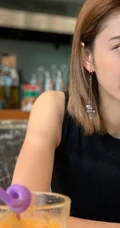 林峰女友张馨月街拍游玩喝饮料美图