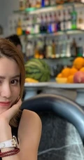 林峰女友张馨月街拍游玩喝饮料美图