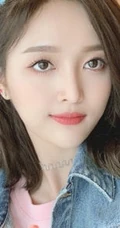吴宣仪微博发自拍美图，微卷中短发型时尚靓丽