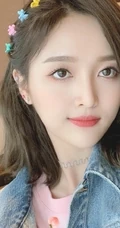 吴宣仪微博发自拍美图，微卷中短发型时尚靓丽