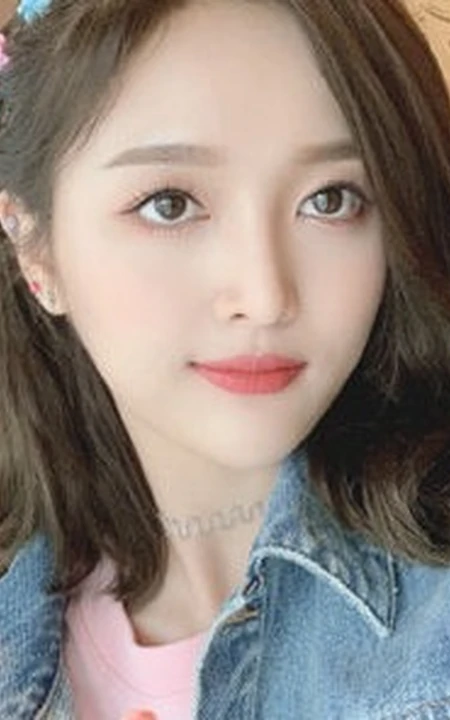 吴宣仪微博发自拍美图，微卷中短发型时尚靓丽