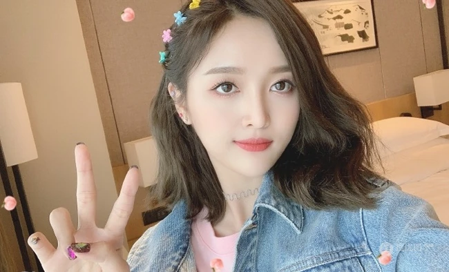 吴宣仪微博发自拍美图，微卷中短发型时尚靓丽