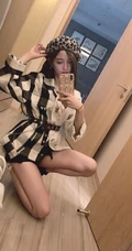 吴宣仪微博发自拍美图，微卷中短发型时尚靓丽