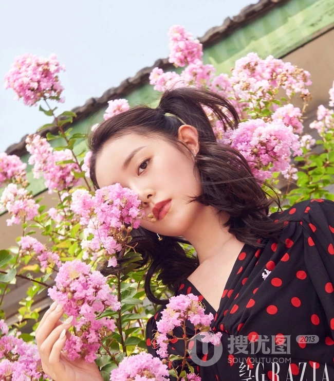 少女蒋依依时尚青春户外写真大片图集