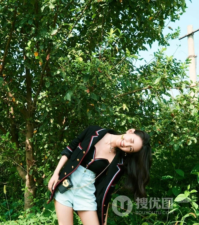 少女蒋依依时尚青春户外写真大片图集
