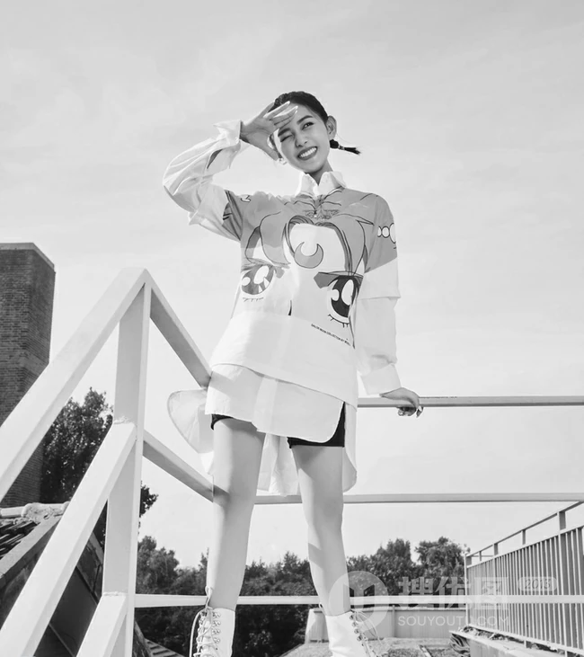 少女蒋依依时尚青春户外写真大片图集