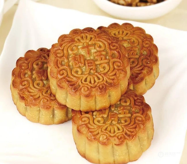 广式月饼图片-蛋黄馅广式月饼图片-美食中秋之广式月饼 第2张