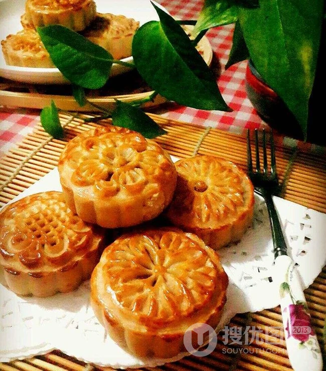 广式月饼图片-蛋黄馅广式月饼图片-美食中秋之广式月饼 第3张