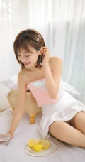 甜美清新短发少女模特&ldquo;肖霄&rdquo;唯美肩带短裙室内写真
