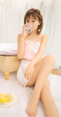 甜美清新短发少女模特&ldquo;肖霄&rdquo;唯美肩带短裙室内写真