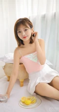 甜美清新短发少女模特&ldquo;肖霄&rdquo;唯美肩带短裙室内写真