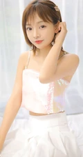 甜美清新短发少女模特&ldquo;肖霄&rdquo;唯美肩带短裙室内写真