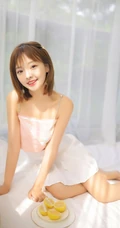 甜美清新短发少女模特&ldquo;肖霄&rdquo;唯美肩带短裙室内写真