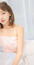 甜美清新短发少女模特&ldquo;肖霄&rdquo;唯美肩带短裙室内写真