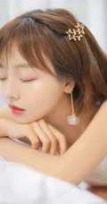 甜美清新短发少女模特&ldquo;肖霄&rdquo;唯美肩带短裙室内写真