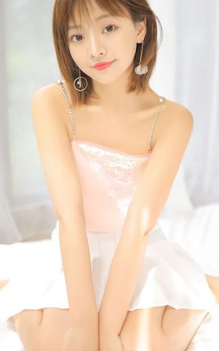 甜美清新短发少女模特&ldquo;肖霄&rdquo;唯美肩带短裙室内写真