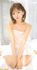 甜美清新短发少女模特&ldquo;肖霄&rdquo;唯美肩带短裙室内写真