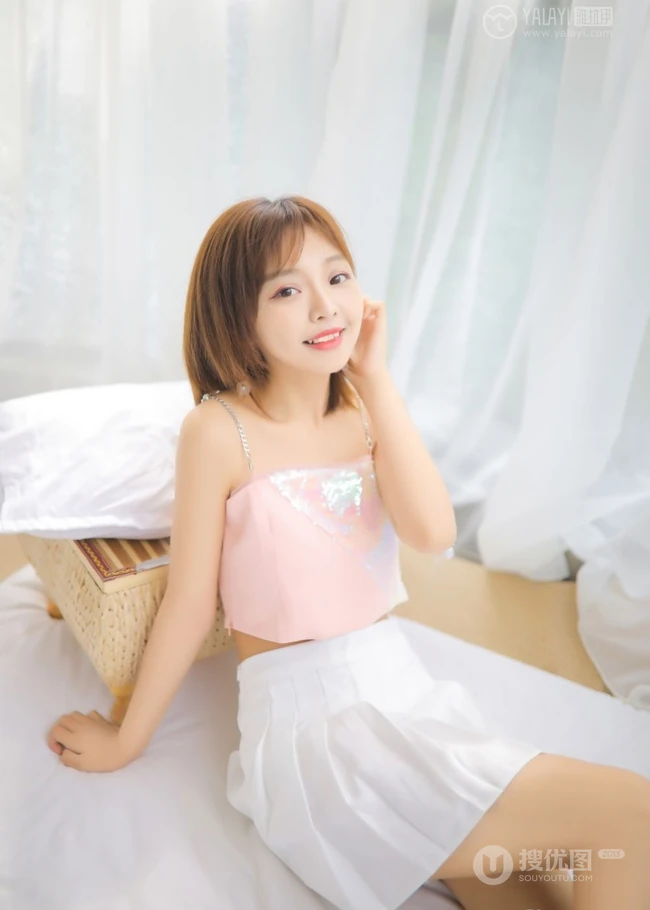 甜美清新短发少女模特&ldquo;肖霄&rdquo;唯美肩带短裙室内写真