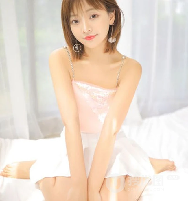 甜美清新短发少女模特&ldquo;肖霄&rdquo;唯美肩带短裙室内写真