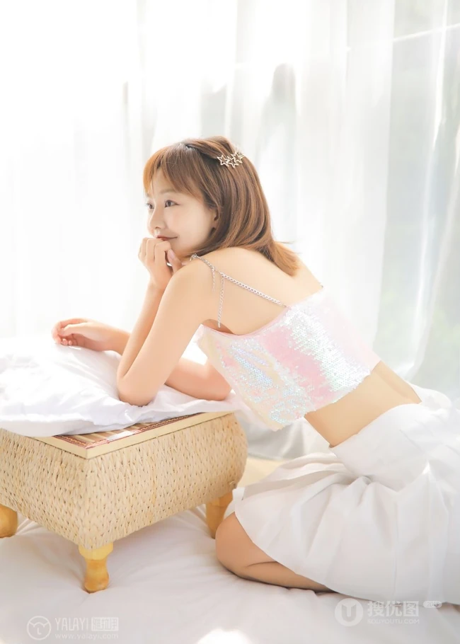 甜美清新短发少女模特&ldquo;肖霄&rdquo;唯美肩带短裙室内写真
